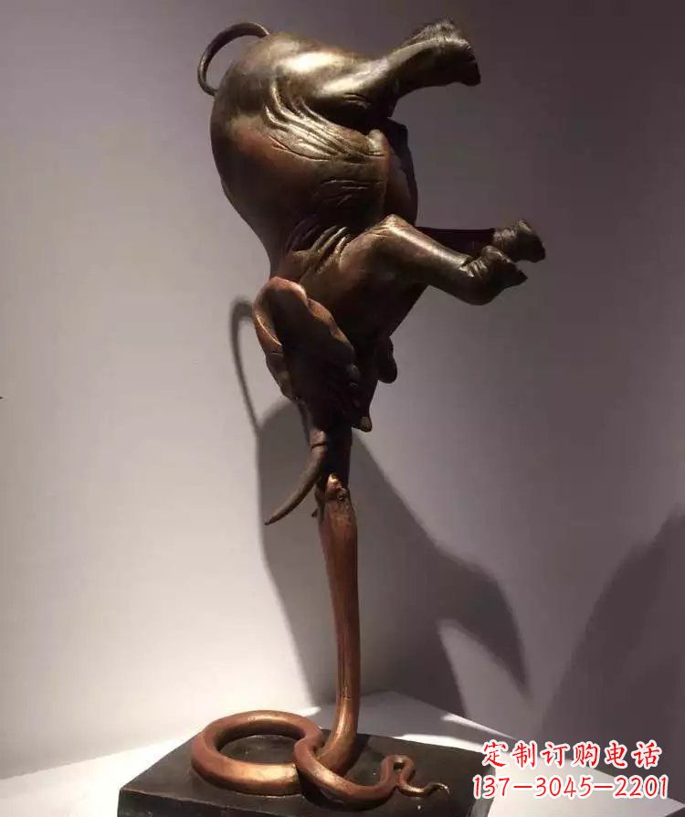 黄冈广场大象倒立景观铜雕