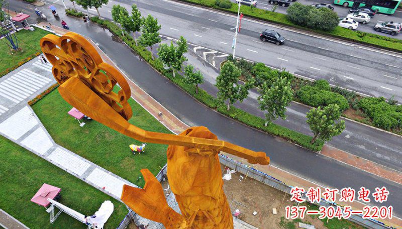 黄冈广场叼着钥匙的鱼景观铜雕