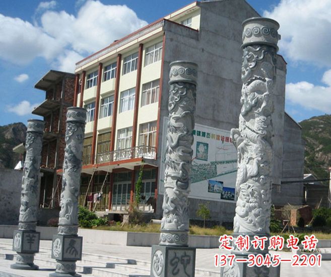 黄冈以龙柱为原型的十二生肖石雕