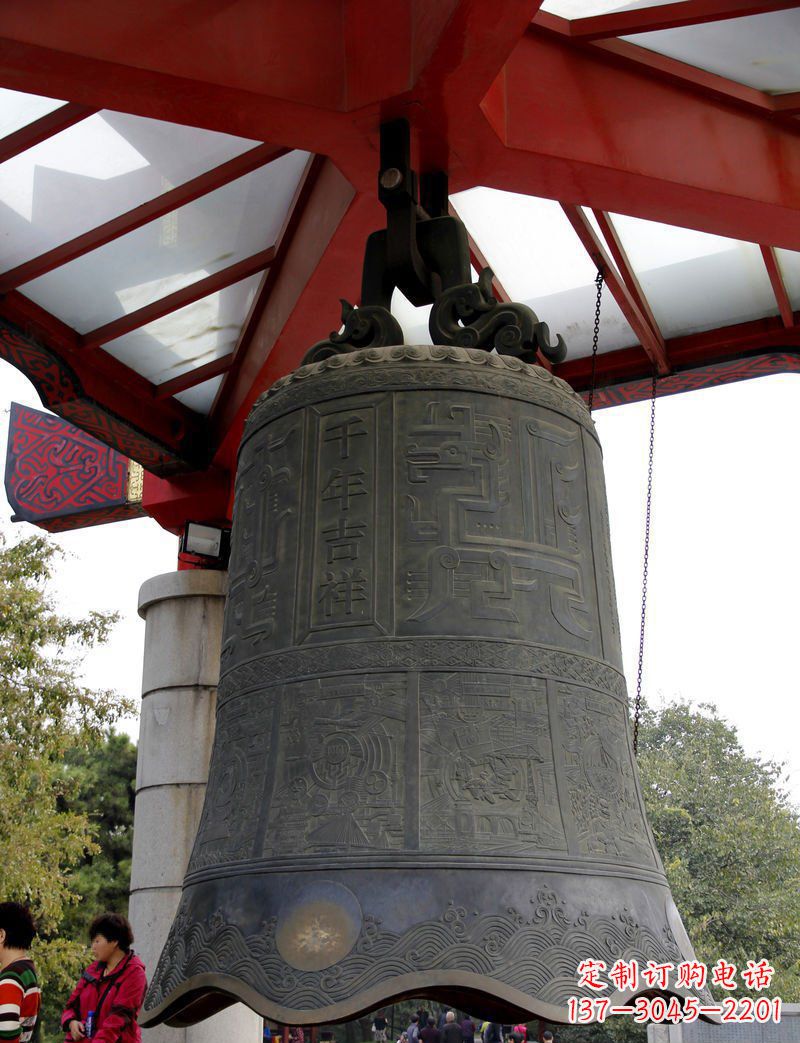 黄冈广场千年吉祥铜钟雕塑
