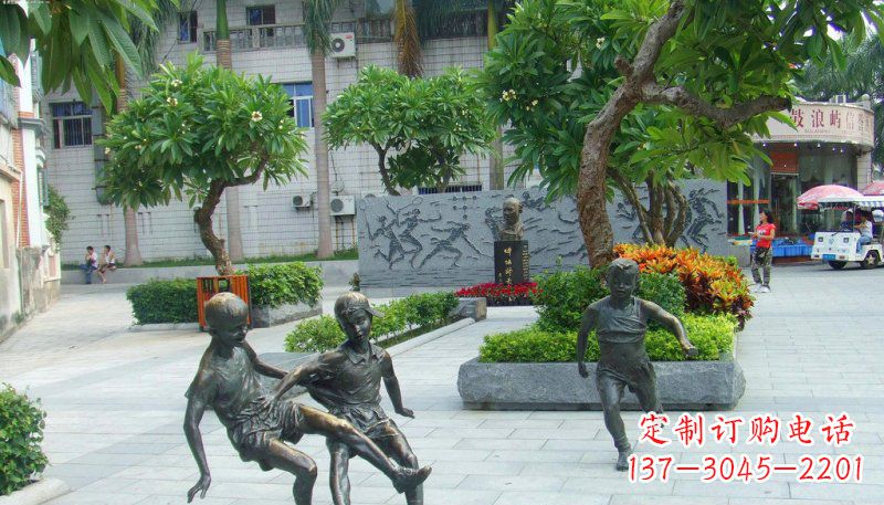 黄冈广场小孩踢足球人物铜雕