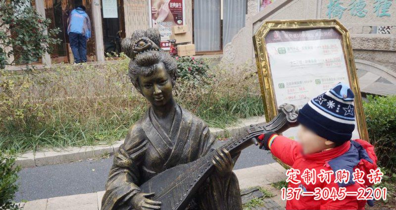黄冈街边弹琵琶的古代美女人物景观铜雕