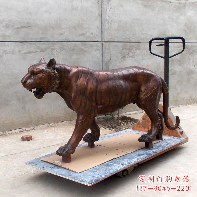 黄冈活力四射的老虎铜雕塑