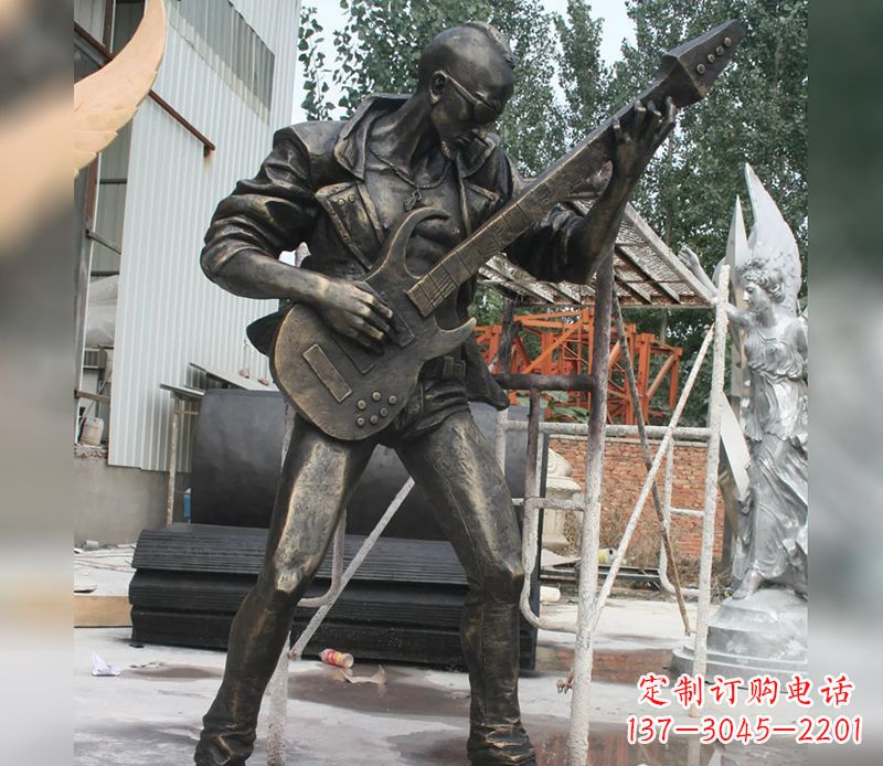黄冈男人弹吉他人物景观铜雕