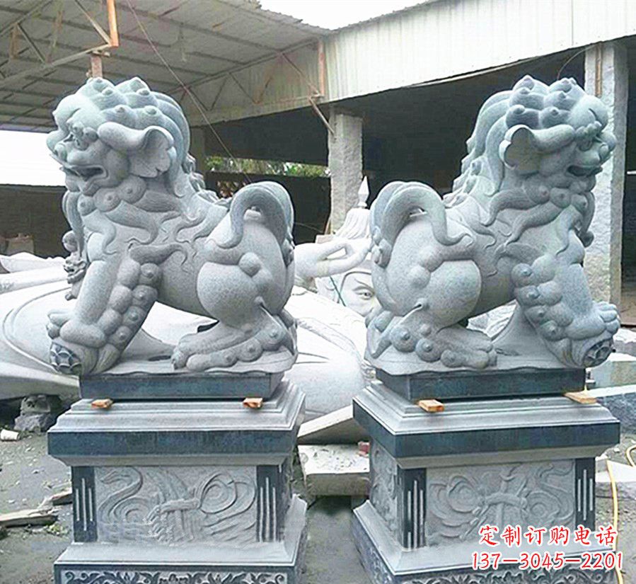 黄冈南方狮子献钱狮石雕,精美狮子雕塑为您庆祝