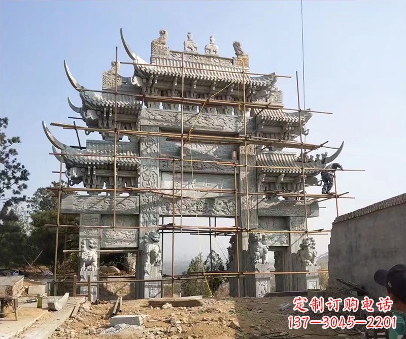 黄冈石牌坊外东侧的龙凤雕塑