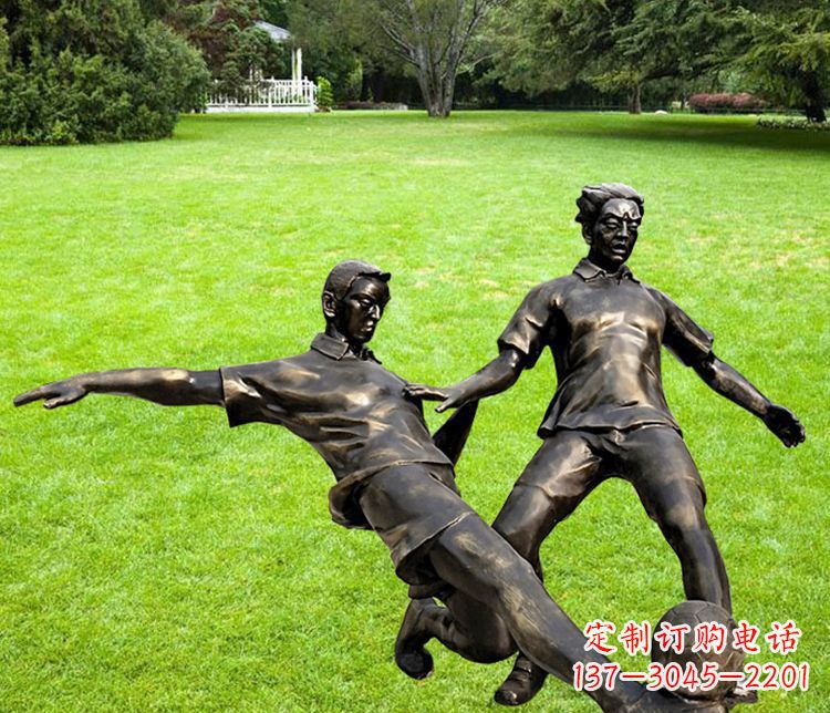 黄冈踢足球的人物铜雕