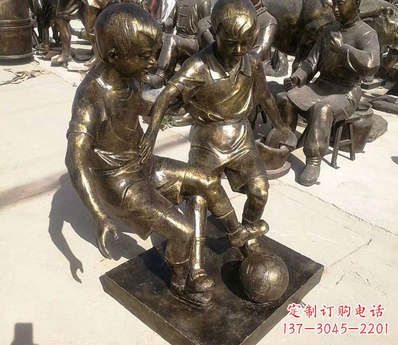 黄冈踢足球的儿童铜雕