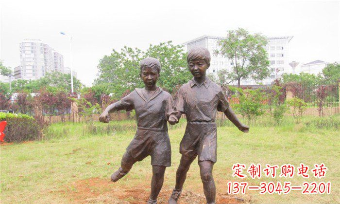 黄冈踢足球公园人物铜雕 (2)
