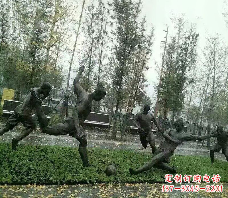 黄冈踢足球公园运动人物铜雕