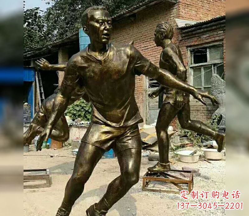 黄冈踢足球广场人物铜雕