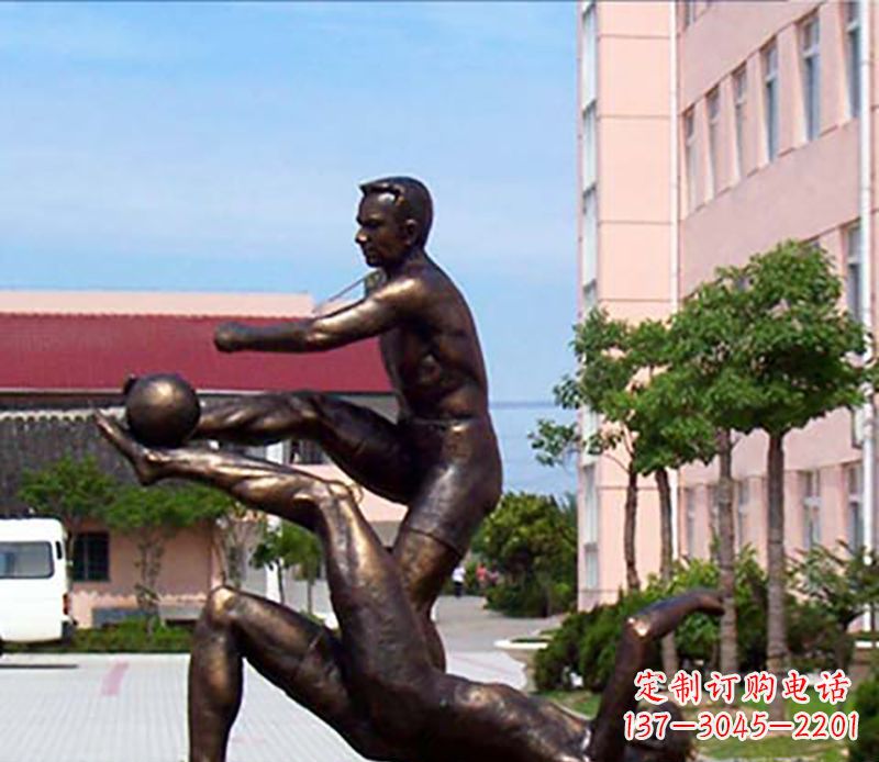 黄冈踢足球人物广场小品铜雕