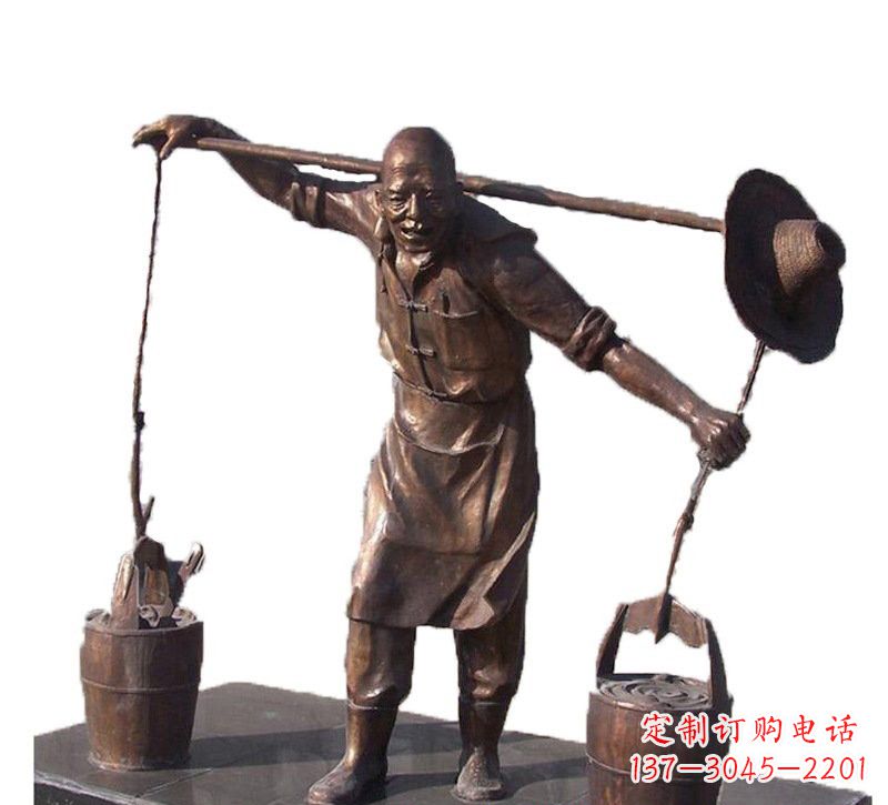 黄冈挑扁担的老人铜雕