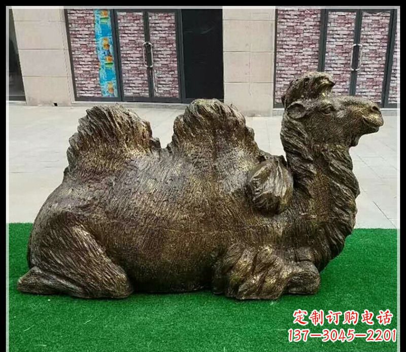 黄冈卧在草地的骆驼铜雕