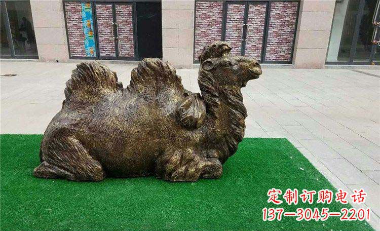 黄冈卧着的骆驼动物铜雕