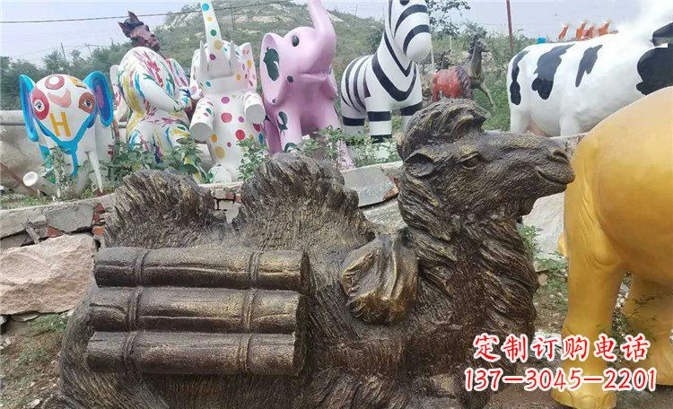 黄冈卧着的骆驼动物铜雕 (2)