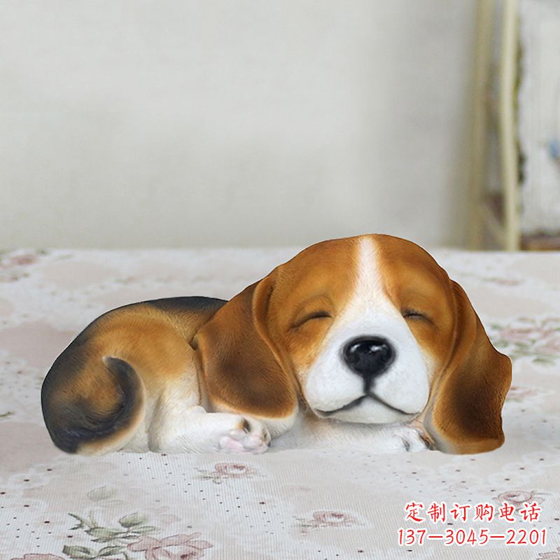 黄冈卧姿比格犬仿真雕塑,睡觉的小狗狗是内美陈动物雕塑摆件
