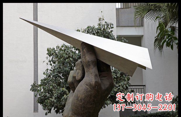 黄冈小区不锈钢手拿纸飞机雕塑