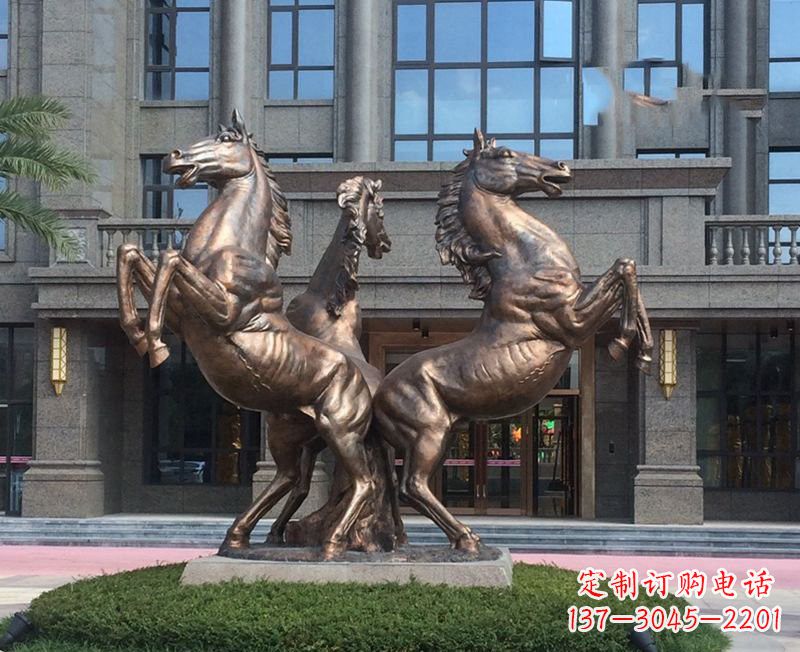 黄冈小区立马铜雕