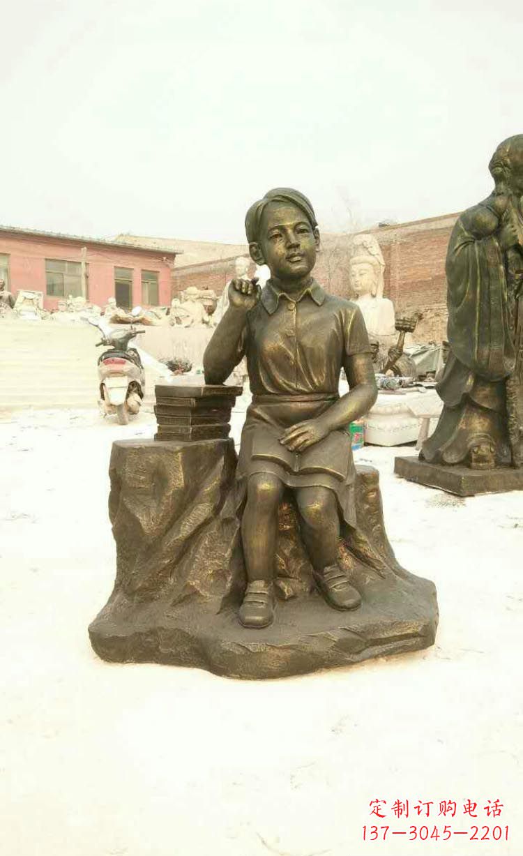 黄冈校园看书思考的学生铜雕