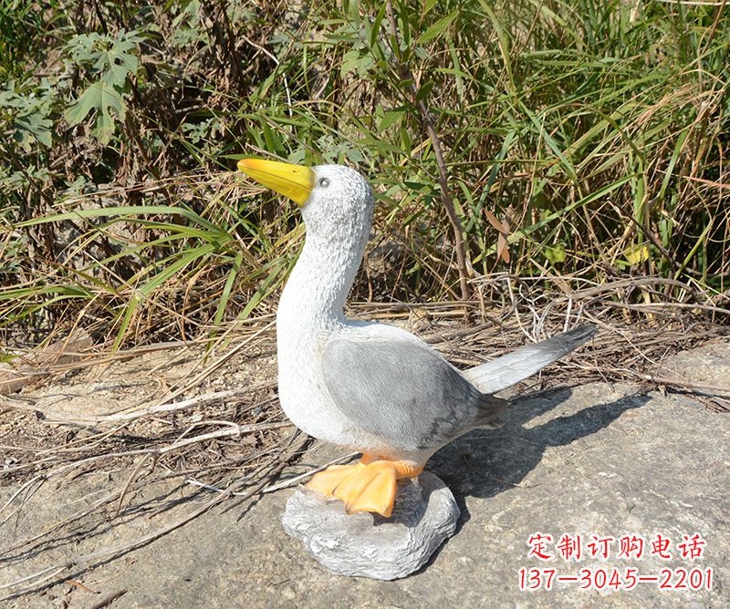 黄冈学校雕塑和平鸽