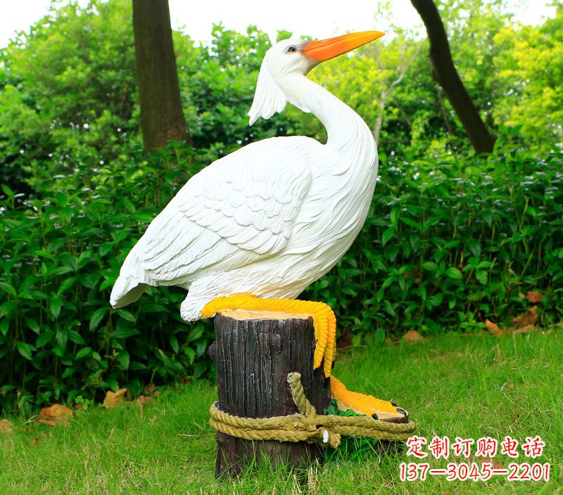 黄冈一男一女抱一只鸽子雕像