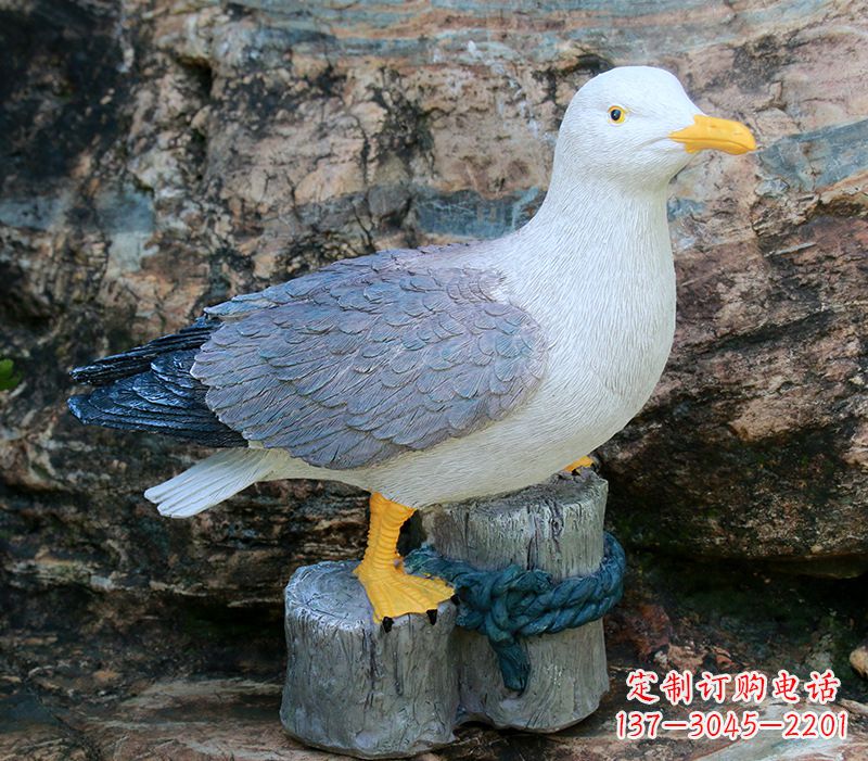 黄冈一手托鸽子 一手拿书本的雕塑像