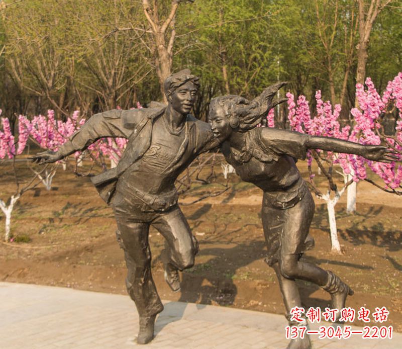 黄冈游玩的情侣铜雕