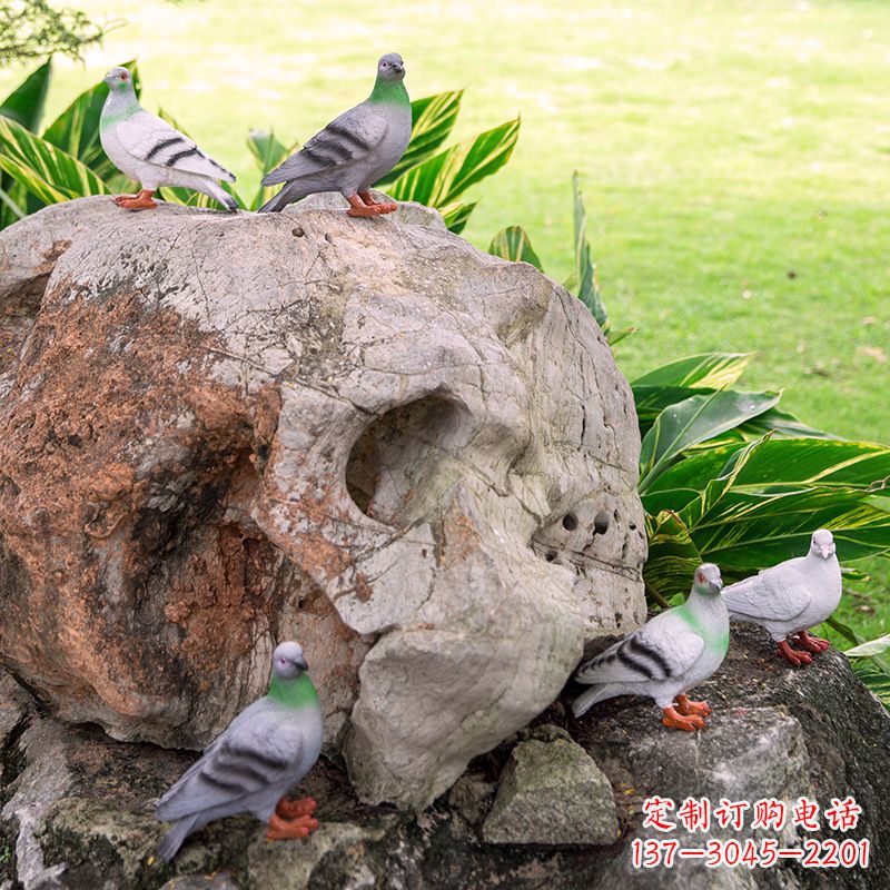 黄冈众人托着和平鸽雕塑