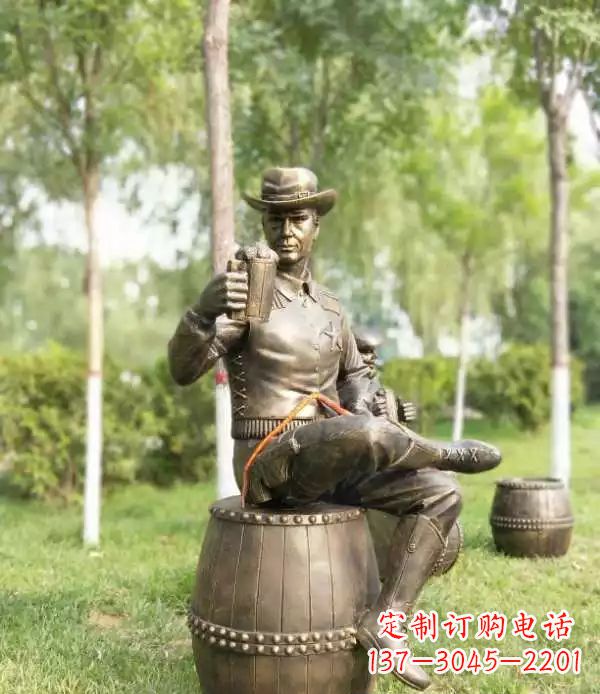 黄冈坐酒桶喝啤酒的牛仔铜雕